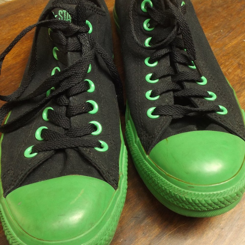 Converse black vibrant green low rise sneakers M9 W11
